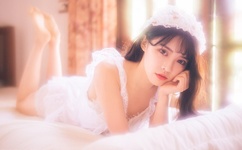 绿鱼头套男孩发声